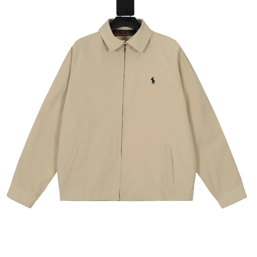 P306 💰Ralph Lauren/Ralph Lauren American vintage classic lapel old cadre retro jacket. Classic design. Timeless classic. The cotton fabric is thick and wide, showing a sense of vintage. The collar and cuffs are decorated with colorful plaid. It looks good on both men and women. Wear it as comfortable as you want. It focuses on relaxed retro YYDS. One piece for both men and women. An indispensable piece for autumn and winter. The most popular jacket at the moment. One hundred percent cotton twill is thick and thick, ⚠️correctly spaced red and green plaid lining, imported high-density embroidery. The Harrington jacket has a loose fit, is short and fat, and is super versatile. It is a clean fit and is suitable for both men and women. Color: Khaki Navy Black Size: M-XXL Size Length Bust Sleeve Length Shoulder Width M 67 110 61 L 68 114 62 XL 70 118 63 2XL 72 122 64